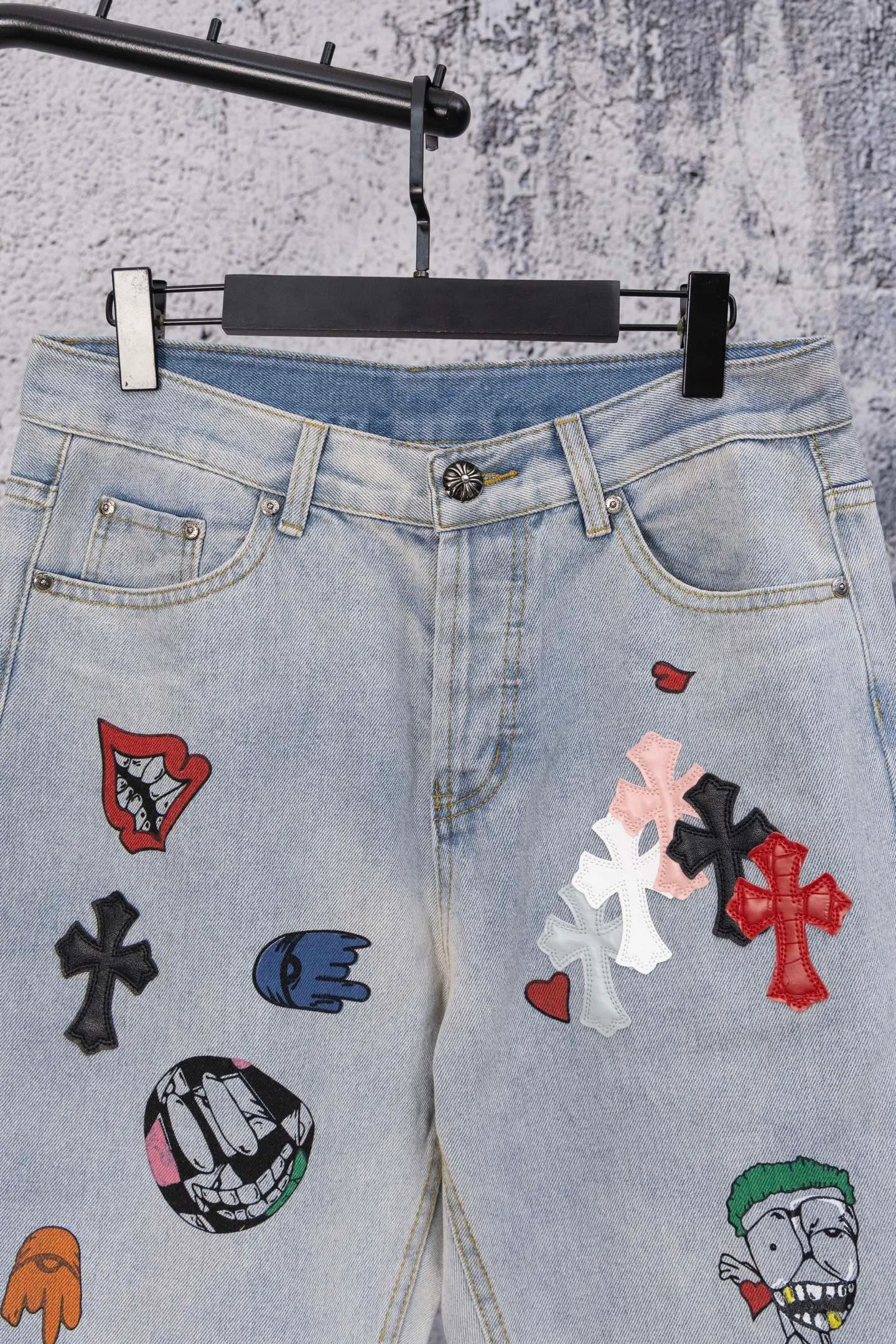 P250 Chromehearts CH limited street graffiti jeans, light blue washed denim, covered with crosses, stars, cartoon characters and other hand-painted graffiti, full of street feel. The counter price is 34W level, patchwork cross flower embellishment, washed jeans! ! An absolutely high-end luxury product, a 1.9W-level god-level single product, a super popular product, made by top heavy industry, a magic weapon that cannot be missed! [About Zangyin] This is an extremely luxurious fashion brand that can also be called the aristocracy of the high street. It has always been an exclusive brand for some hipsters or rich second generations. Compared with ordinary high streets, it is more luxurious and noble. Compared with luxury brands, it is more fashionable and individual. It has always been a brand that I have a special liking for. [Top heavy industry fashion design] Consistently high-street luxury style. Speaking of this style, the Zangyin family and GU family are definitely the leading representative brands. Especially the Zangyin family has really achieved a state-of-the-art effect in creating high-street style. The unique washed material is used to create this style. The color system is already quite eye-catching. After it is decorated with patchwork cross flowers, it cleverly highlights the charm of the brand. Secondly, this style uses classic The high-waist cutting design highlights the long legs and fashionable temperament of the upper body. The brand is highly recognizable and the slim fit configuration is more suitable for daily wear. It is a product that interprets personality, fashion, and specifications at a glance. This single product is enough to make any fan excited. It can be a white T-shirt for a youthful college style, or a tight suspender for a royal style. It has strong matching ability and can be easily controlled by men.  [Materials and craftsmanship] Needless to say, this point goes without saying. As an excellent craftsman brand, Zangyin’s requirements for details and craftsmanship are really perfect. The washed color of this model has gone through so many processes, not to mention the embellishment of denim appliques. It is also purely hand-made and sewn. Just like what they believe in, only hand-made things have soul and have the meaning of wear. A top-notch heavy-duty fashionable denim item, I look forward to your perfect interpretation! !  Color: blue Size: 28-36